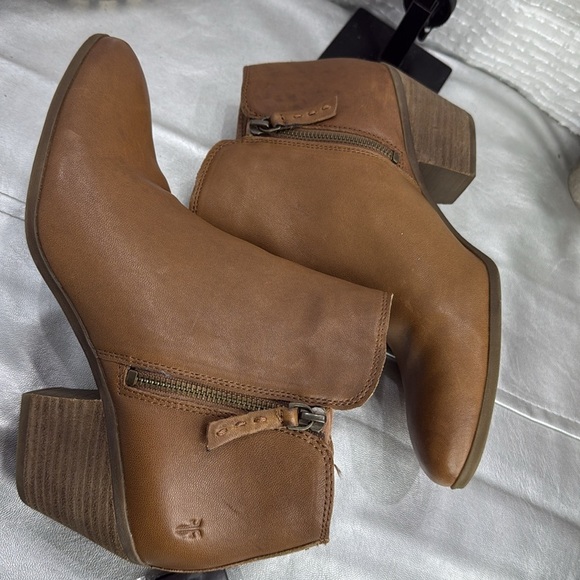 (P5) Frye Judith Cognac
Brown Leather Ankle Boot
3475044 Zip Closure Size 10M,W - Picture 12 of 14